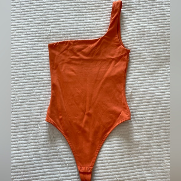 Aritzia Babaton Contour One Shoulder Bodysuit Orange Size XS - Picture 2 of 6